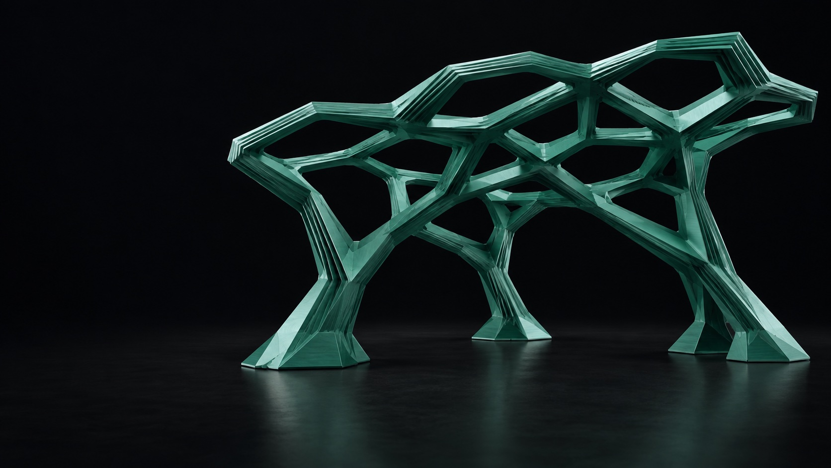 Un treillis métallique à facettes couleur jade se ramifie et se rejoint pour former une couverture architecturale ajourée sur une scène noire.